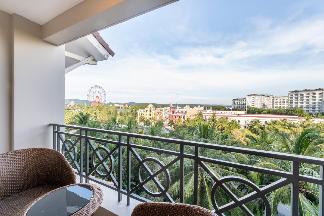 Vinpearl Resort & Spa Phu Quoc Bagian luar foto View of the Sunway Lagoon Ferris Wheel from the balcony of a hotel room